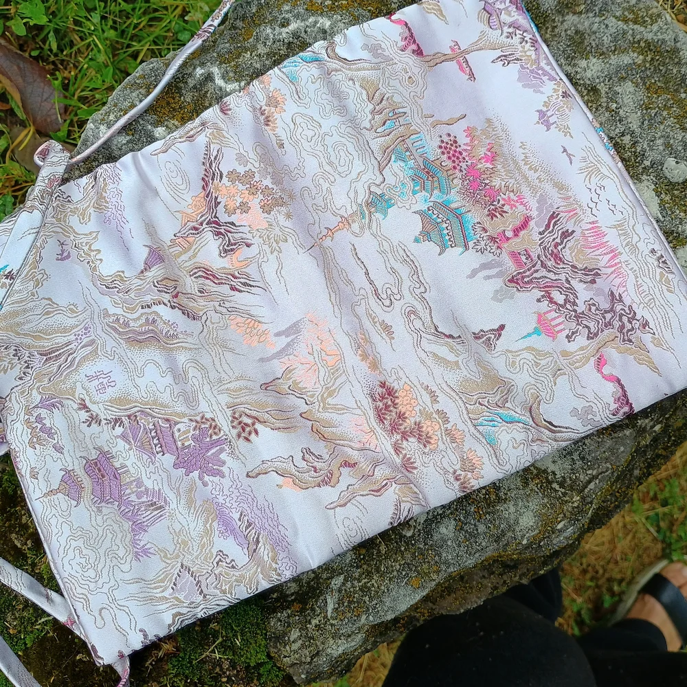 GoRGEoUS Asian inspired satin jewelry or makeup bag w pockets, jewelry bag